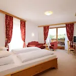 فندق Garni Partaneshof 4*